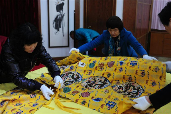 Replicas of silk clothing from the Ming Dynasty have been moved to Beijing.
