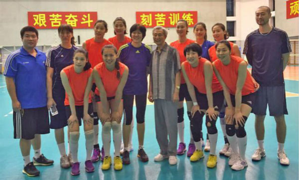 77岁宋世雄与三代女排聚首跨年 与郎平同台忆当年_综艺_央视网(cctv.com)