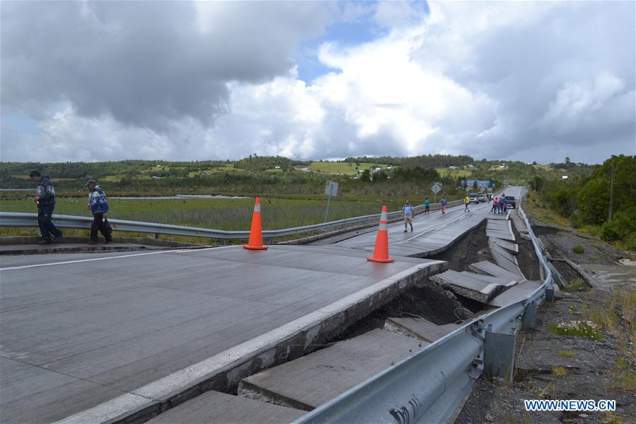 People walk on Highway 5 after an earthquake in Chiloe province, Chile, on Dec. 25, 2016. A 7.6-magnitude earthquake rattled southern Chile on Sunday, sparking fears of a tsunami, and causing no casualties. (Xinhua/AGENCIAUNO/Claudio Yanez)