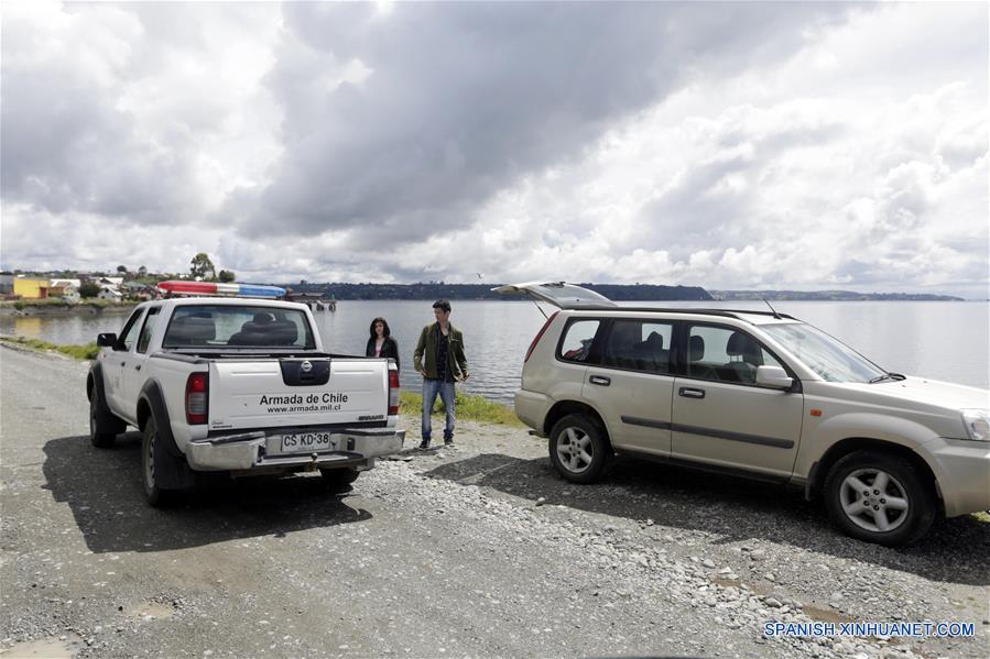 Personas evacúan después de un sismo, en la ciudad de Calbuco, en la Región de Los Lagos, Chile, el 25 de diciembre de 2016. (Xinhua/Str)