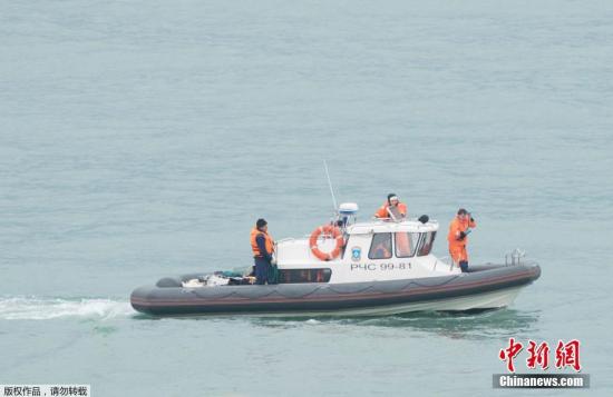 初步消息表示,飞机可能是由于技术故障或驾驶错误而坠毁。由于这家飞机是军用飞机,目前俄罗斯民用航班未受影响。这架飞机原定俄罗斯南部城市索契出发前往叙利亚拉塔基亚港,在当地时间早上5点20分起飞,20分钟后从雷达上消失,消失的地点位于俄罗斯空域。图为当地时间2016年12月25日,俄罗斯索契,救援行动在黑海沿岸展开。