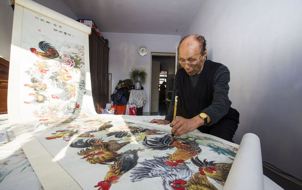 Dong Yinlin draws the painting in his bedroom