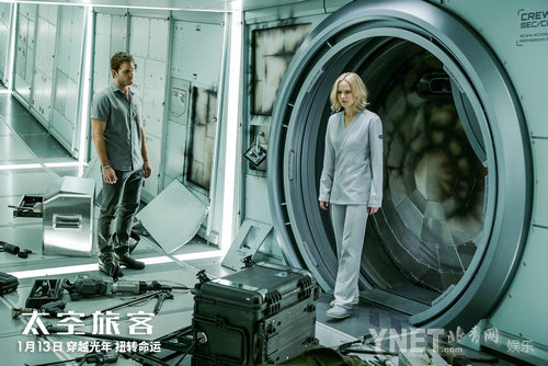 Jim和Aurora遇太空危机携手应对jpg