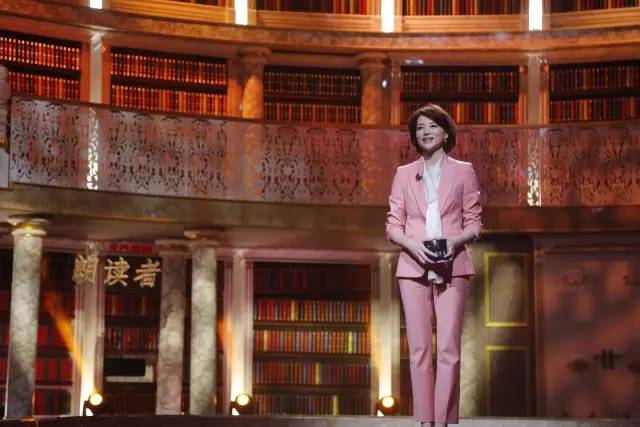 情怀之作,董卿的《朗读者》开始录制啦,究竟长