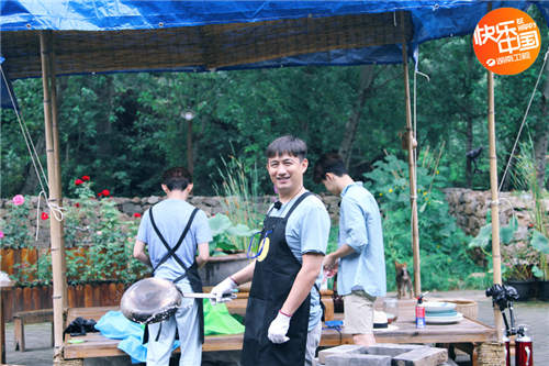 黄磊正在准备食材为大家做饭