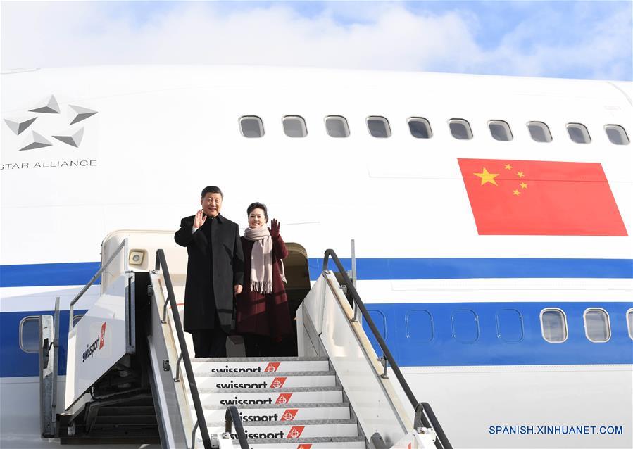 ZURICH, enero 15, 2017 (Xinhua) -- El presidente de China, Xi Jinping, y su esposa, Pen Liyuan, salen del avión a su llegada a Zúrich, Suiza, el 15 de enero de 2017. El presidente chino, Xi Jinping, llegó el domingo a Zúrich para realizar una visita de Estado a Suiza y asistir a la reunión anual 2017 del Foro Económico Mundial (FEM) en Davos. (Xinhua/Rao Aimin)