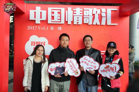 《中国情歌汇》化身情感邮局 1月14日昆明街头