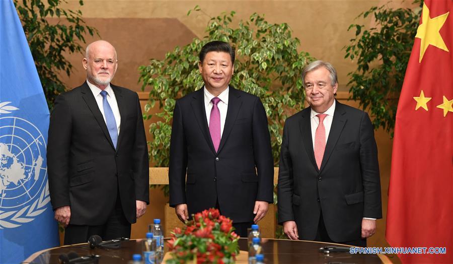 El presidente de China, Xi Jinping, se reúne con Peter Thomson, presidente de la 71° Asamblea General de la ONU, y el secretario general de la organización, António Guterres, en la oficina de la ONU en Ginebra. (Xinhua/Zhang Duo)