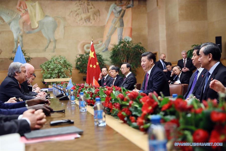 El presidente de China, Xi Jinping, se reúne con Peter Thomson, presidente de la 71° Asamblea General de la ONU, y el secretario general de la organización, António Guterres, en la oficina de la ONU en Ginebra. (Xinhua/Lan Hongguang)