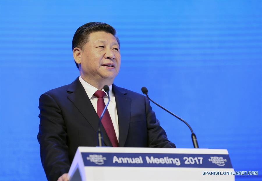 DAVOS, enero 18, 2017 (Xinhua) -- El presidente de China, Xi Jinping, pronuncia un discurso en la plenaria inaugural de la reuni&oacute;n anual 2017 del Foro Econ&oacute;mico Mundial (FEM), en Davos, Suiza, el 17 de enero de 2017. (Xinhua/Lan Hongguang)
