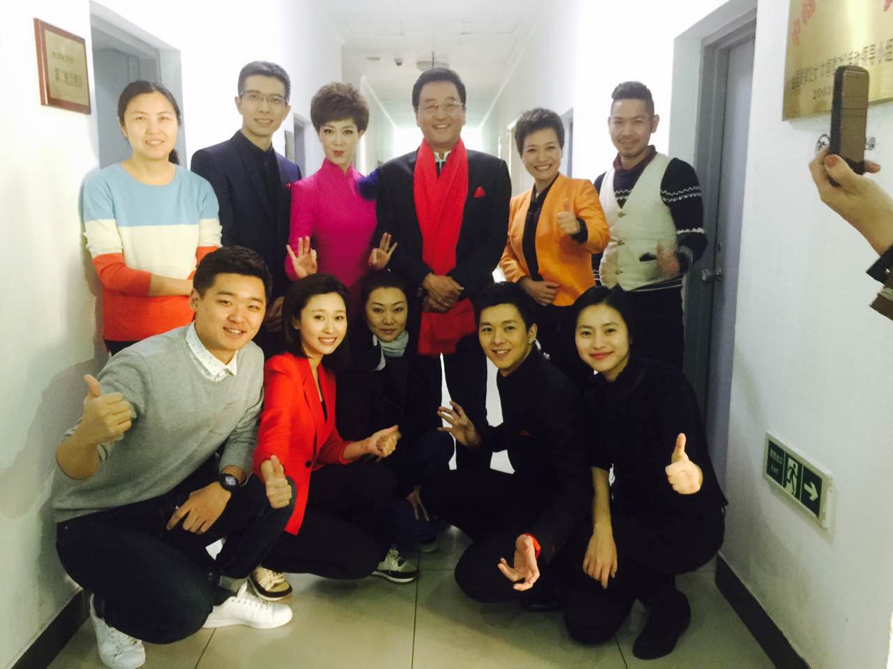 你看地球不爆炸 他们不放假的央视新闻主播们