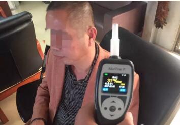 涉嫌酒驾无证驾驶竟还有44条违章未处理 司机