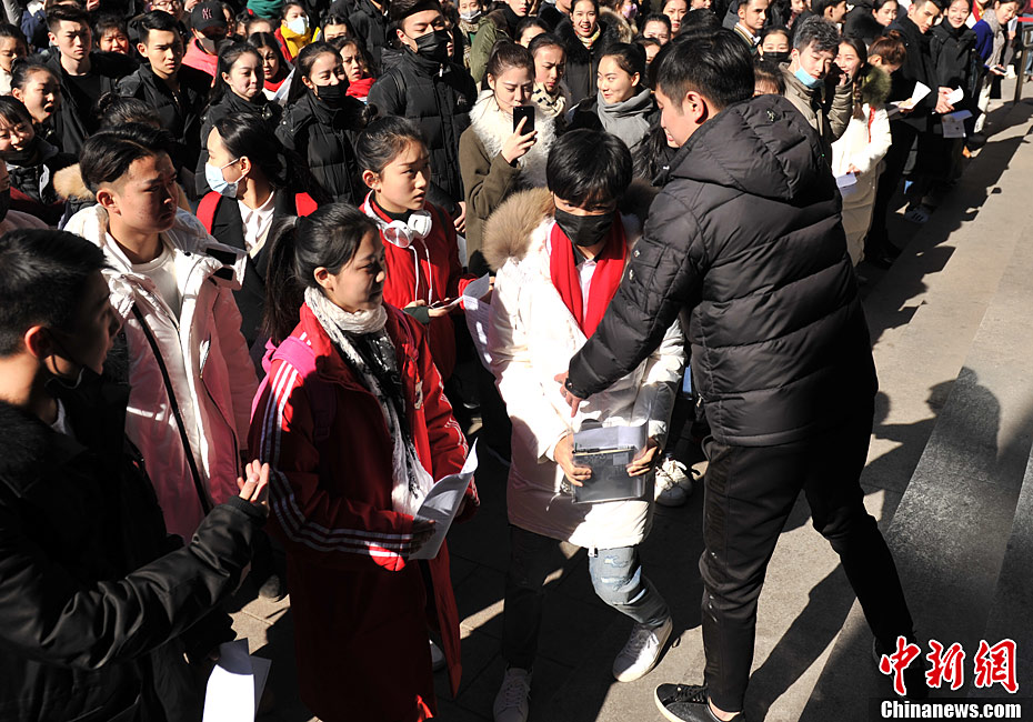 王俊凯低调现身北影艺考 众多粉丝疯狂围堵_新