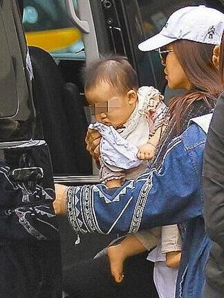 伊能静抱女儿现身 小米粒8个月大堪称女版秦昊