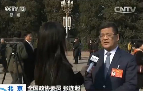 张连起(图右侧)