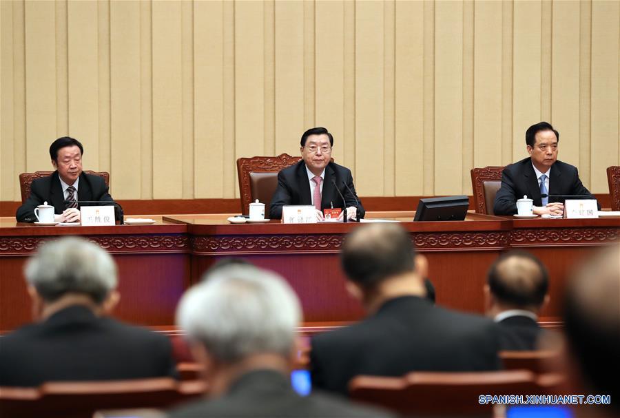 Zhang Dejiang (c-atrás), presidente del Comité Permanente de la Asamblea Popular Nacional (APN) de China, preside la primera reunión del presidium de la quinta sesión de la XII APN, en el Gran Palacio del Pueblo, en Beijing, capital de China, el 4 de marzo de 2017. (Xinhua/Ma Zhancheng) 