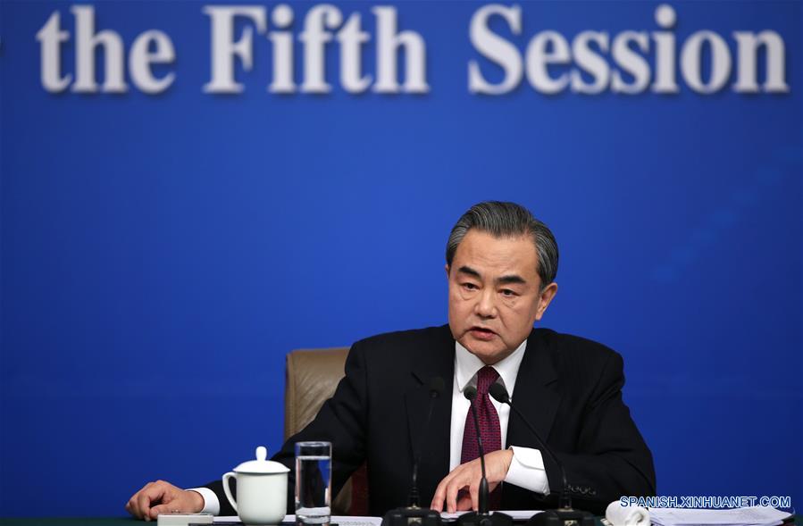 BEIJING, marzo 8, 2017 (Xinhua) -- El ministro de Relaciones Exteriores chino, Wang Yi, responde preguntas sobre la política exterior y las relaciones exteriores de China, durante una conferencia de prensa para la quinta sesión de la XII Asamblea Popular Nacional (APN) en Beijing, capital de China, el 8 de marzo de 2017. (Xinhua/Chen Jianli)