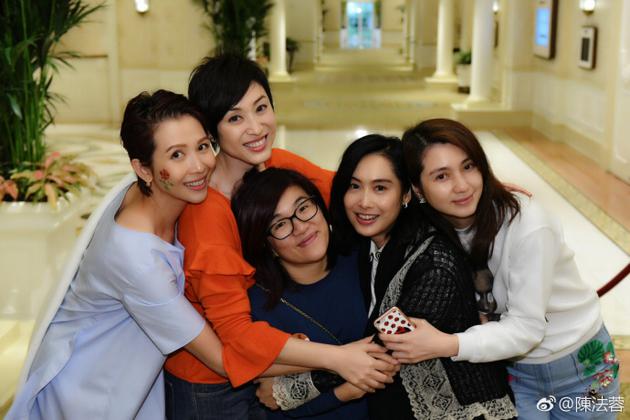 洪欣、朱茵、蔡少芬、陈法蓉等相拥合照