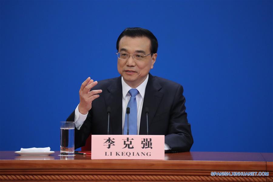 El primer ministro chino, Li Keqiang, ofrece hoy miércoles una rueda de prensa con representantes de medios de comunicación nacionales y extranjeros en el Gran Palacio del Pueblo, tras el cierre de la sesión anual de la Asamblea Popular Nacional, máximo órgano legislativo del país.(Xinhua/Chen Yehua)