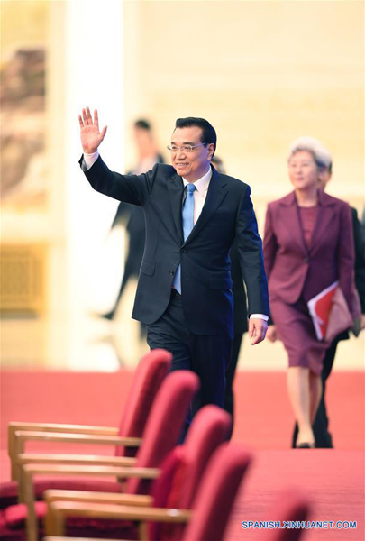 El primer ministro chino, Li Keqiang, ofrece hoy miércoles una rueda de prensa con representantes de medios de comunicación nacionales y extranjeros en el Gran Palacio del Pueblo, tras el cierre de la sesión anual de la Asamblea Popular Nacional, máximo órgano legislativo del país.(Xinhua/Chen Yehua)