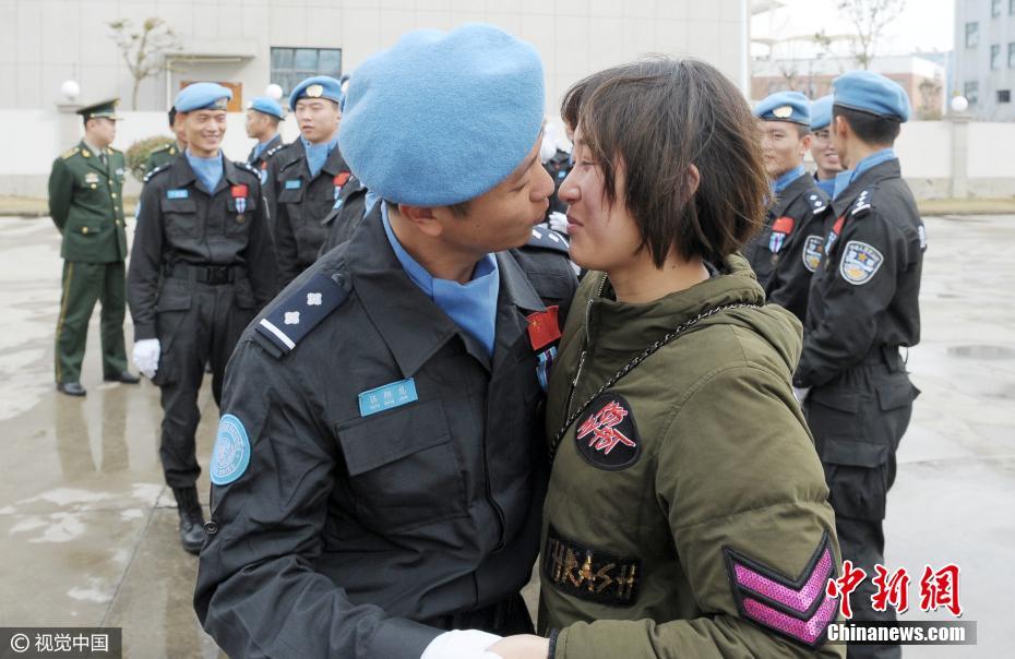 中国维和警察回国 时隔一年拥吻妻子_新闻频道