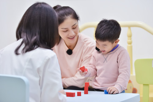 安吉给胡可打电话大哭 淡定小鱼儿不惧扎针_综