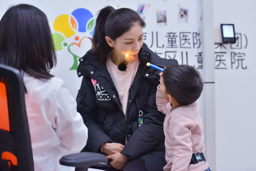 安吉给胡可打电话大哭 淡定小鱼儿不惧扎针_综