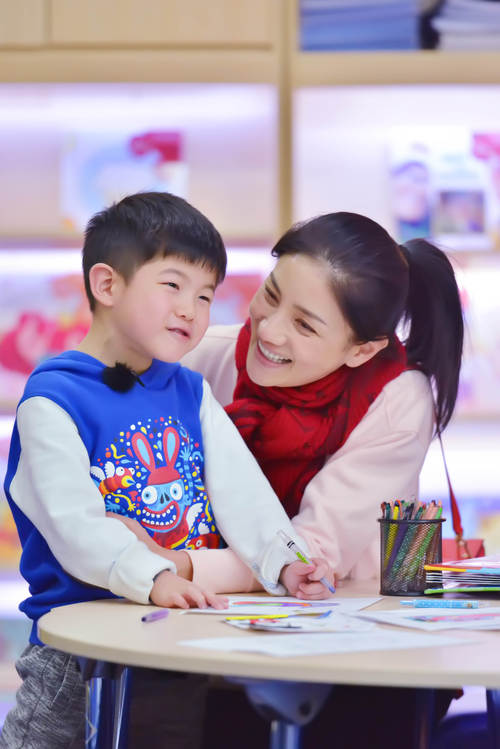 安吉给胡可打电话大哭 淡定小鱼儿不惧扎针_综