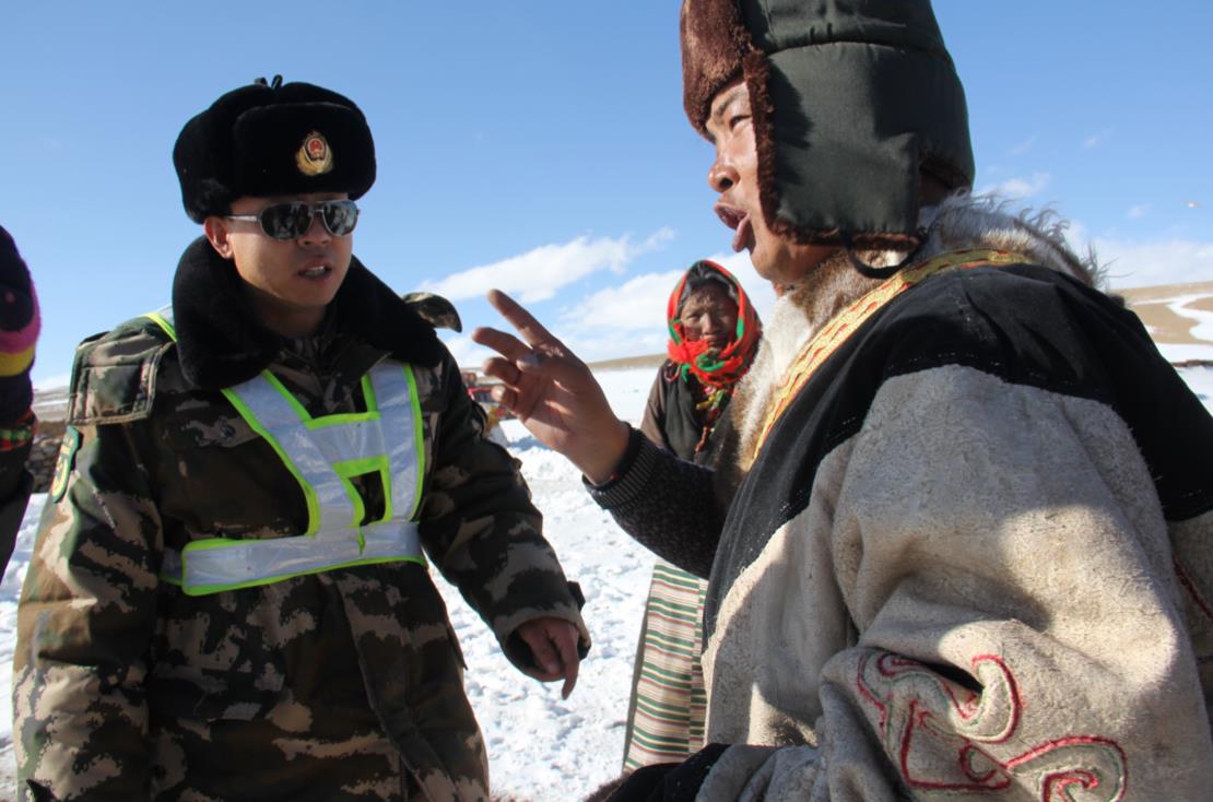 西藏阿里地区多名群众被大雪围困 武警交通官兵紧急救援