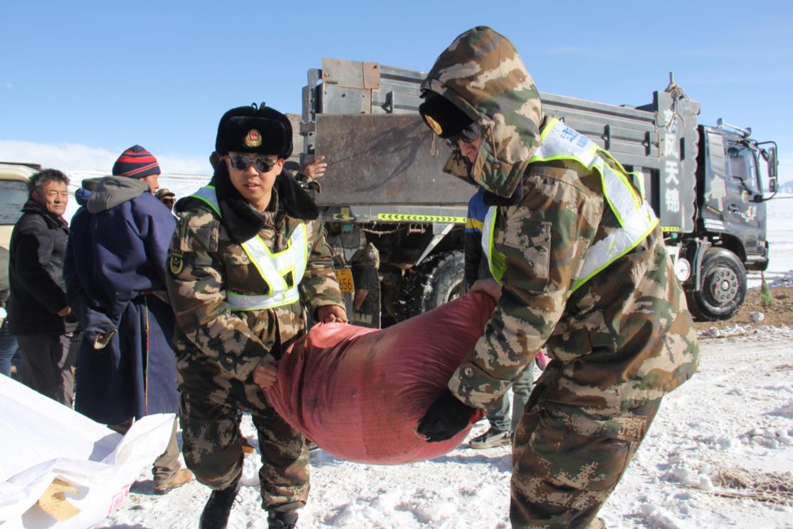 西藏阿里地区多名群众被大雪围困 武警交通官兵紧急救援