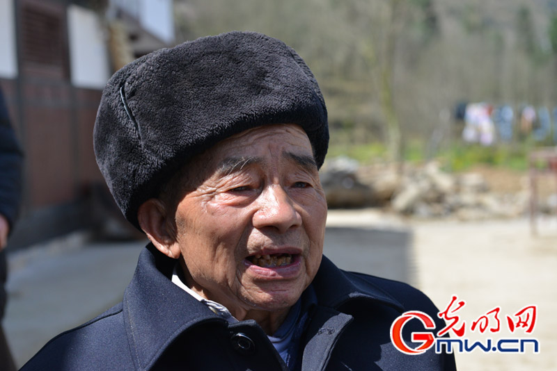 扛起脱贫攻坚大旗  82岁老党员征服悬崖绝壁凿出&ldquo;万米生命渠&rdquo;