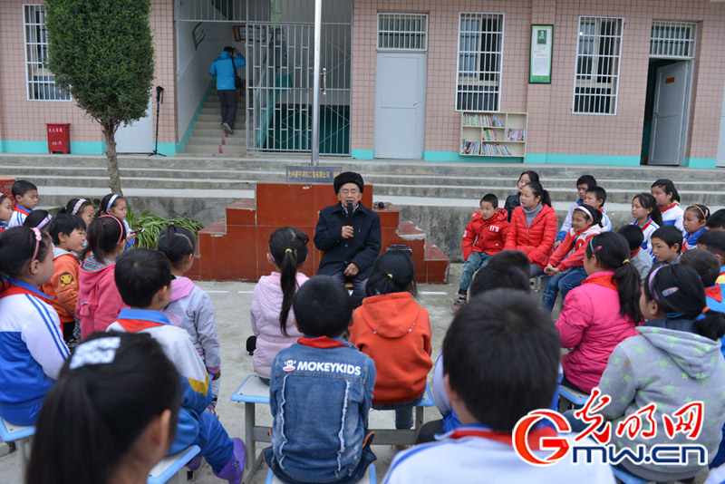 扛起脱贫攻坚大旗  82岁老党员征服悬崖绝壁凿出&ldquo;万米生命渠&rdquo;