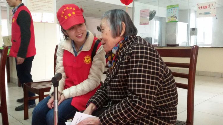 文明随手拍_76 养老院里感人一幕(与前边的个