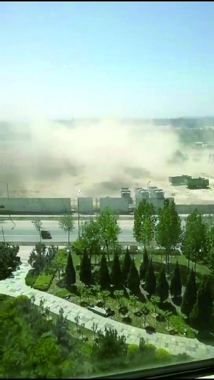 都是大风惹的祸:铁棚被吹倒 行人躺枪亡_新闻