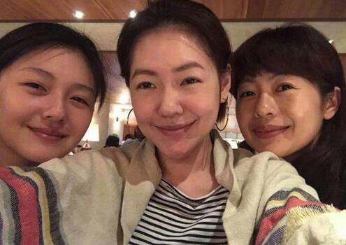 小S晒一家素颜照 三代人同过母亲节_音乐_央