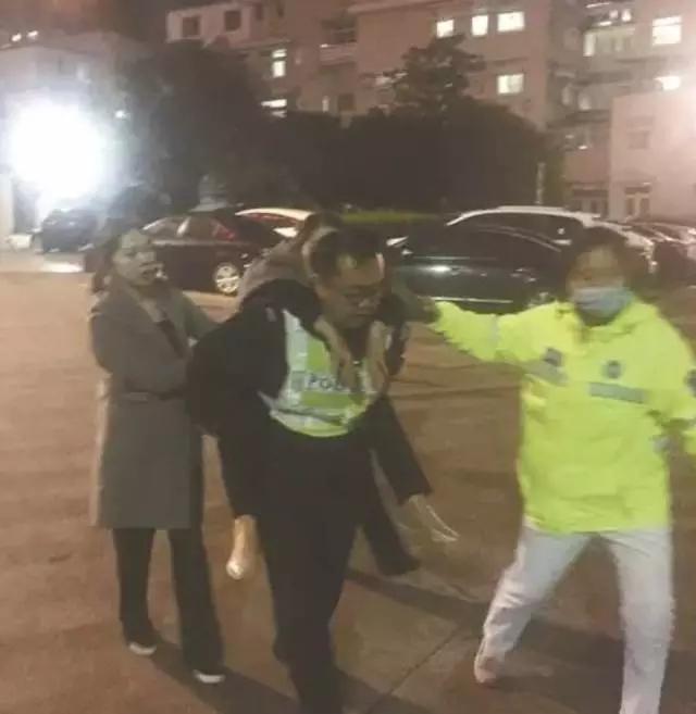 感动 | 交警加班被撞生命垂危 医生妻子含泪抢救!_新闻频道_央视网(cctv.com)