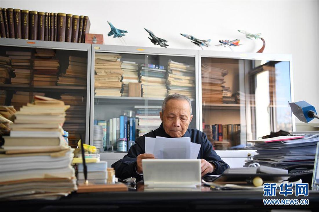 顾诵芬院士在办公室内阅读从网上打印的英文航空资料（4月27日摄）。（新华社发）