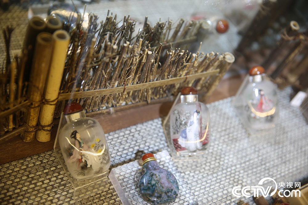Hebei artist preserves interior painting of snuff bottles