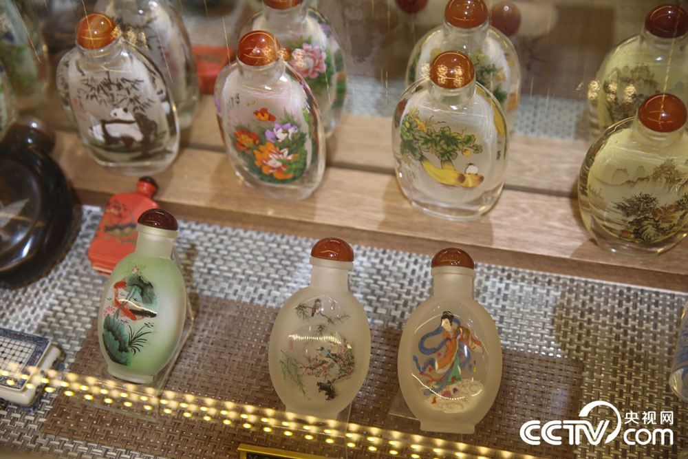 Hebei artist preserves interior painting of snuff bottles
