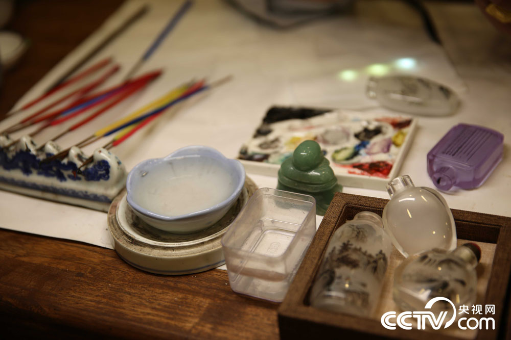 Hebei artist preserves interior painting of snuff bottles