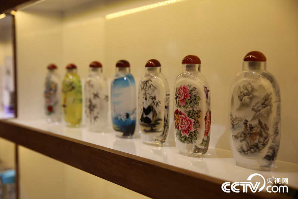 Hebei artist preserves interior painting of snuff bottles