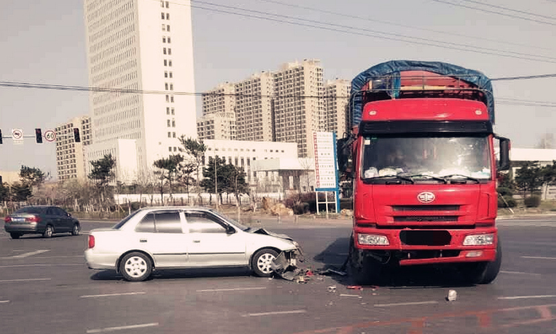 小车与货车发生碰撞事故