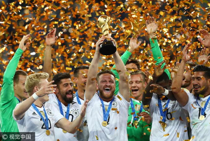 联合会杯:德国1-0智利 穆斯塔菲高举奖杯_体育_央视网(cctv.com)
