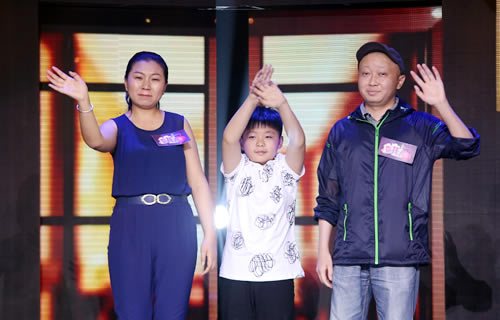 轮椅马拉松跑者倡导无障碍出行 小男子汉诠释