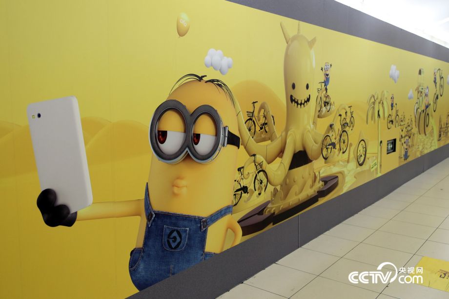 The global minion invasion continues to sweep Beijing, with a record-breakingly long 60-meter minion Ofo advertisement occupying Guomao subway station. This is good news for people living in Beijing, especially those who enjoy taking pictures.