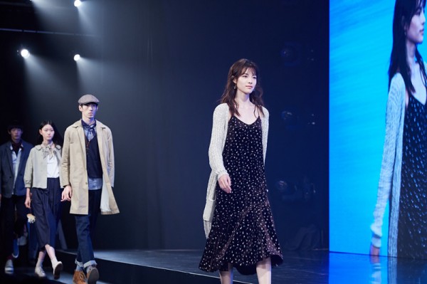 钟楚曦化身森系少女 T台首秀台风稳