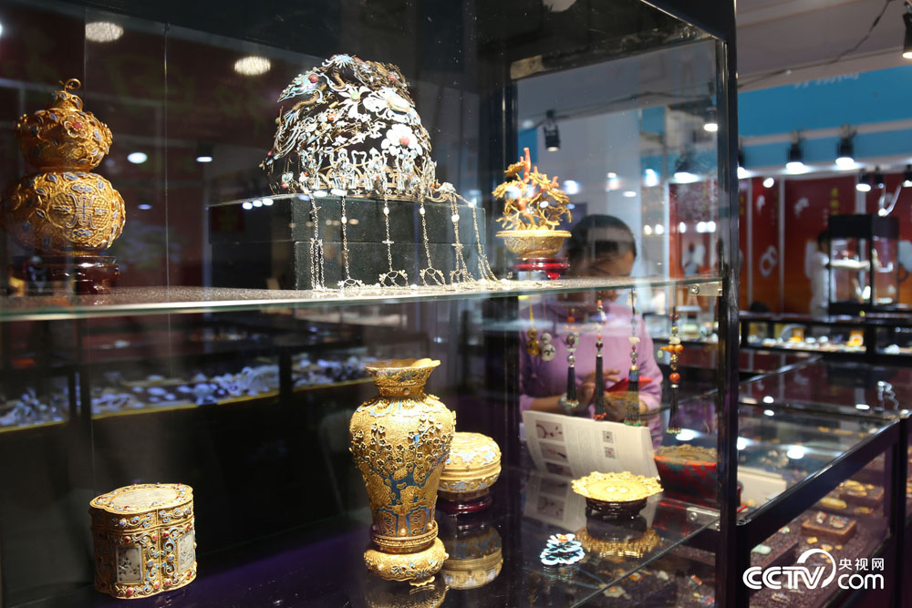 Gems sparkle at 2017 Beijing Summer Jewelry Fair CCTV News