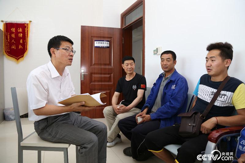 　　在阜康市，曹旭先后無償代理了30多起案件，解答法律咨詢300多人次。（高斌/攝）