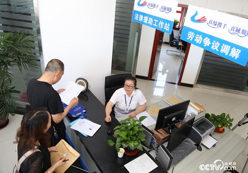 　　陳賢在烏魯木齊經濟開發區勞動人事爭議仲裁院法律援助工作站為當事人提供法律服務。（高斌/攝）