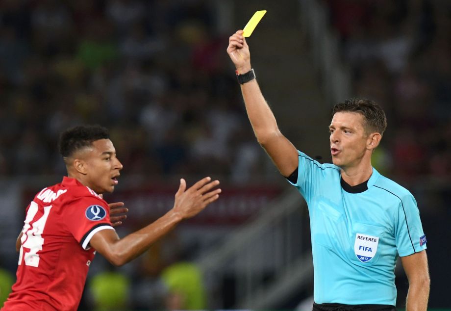 欧超杯:皇马2-1曼联捧杯 曼联球员被黄牌警告